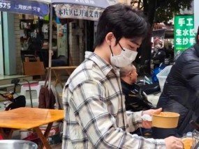“小镇做题家”保送复旦读研后退学卖土豆泥，当事人：出6次摊赚3千，不鼓励盲目摆摊