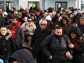 当地震在紧急状态下袭击时，英国人如何在圣托里尼保持安全