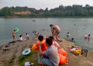 人游泳、狗洗澡……郑州一饮用水源地成“天然浴场”，谁来管？