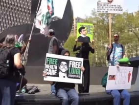 路易吉对所有联邦指控均不认罪，听证会开放旁听但不准录音，与“吹牛老爹”等知名人士关在一个地方