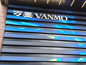 疑因对房价和服务不满，外地游客在酒店走廊放装粪便垃圾桶还给差评，双方发声