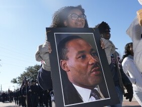 马丁·路德·金纪念日在亚特兰大国王学院举行，女儿对反觉醒言论发出警告