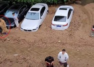 “劫已渡，心已安！”河南白云山景区被困游客已下山，穿睡衣从泥沙中刨车辆