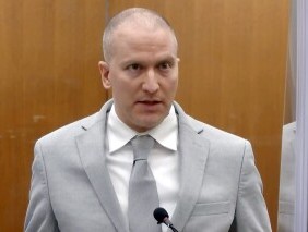 法官允许测试乔治·弗洛伊德的组织样本，而杀害他的警官则寻求新的审判